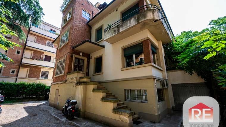 VIA DELLE ROSE SIGNORILE CON TERRAZZO E GIARDINO