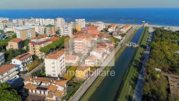 Splendida Villa Bifamiliare a Milano Marittima: Il tuo rifugio di relax a due passi dal mare!