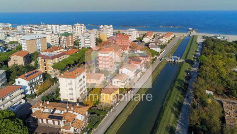Splendida Villa Bifamiliare a Milano Marittima: Il tuo rifugio di relax a due passi dal mare!